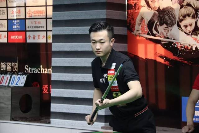 现出强烈的 现出强烈的